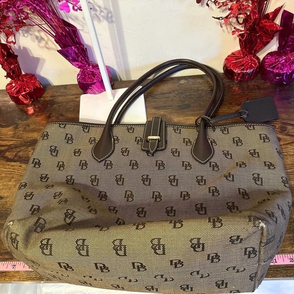 Dooney & BOURKE Signature Canvas Print Tote Bag - Picture 10 of 10